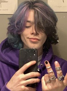 Short Hair Color Ideas Purple, Masc Hair Dye Ideas, Men With Purple Hair, Simple Hair Dye Ideas Brunettes, Guy Hair Dye Ideas, Dyed Hair Inspiration Men, Purple Hair Highlights Short, Hair Color Ideas Guys, Hair Dye Ideas Shoulder Length