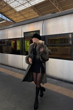 Sofia Coelho, Slytherin Fashion, Winter Date Outfits, Winter Date Night Outfits, Maggie Lindemann, Taylor Momsen, Cold Outfits, Estilo Chic, Fashion People