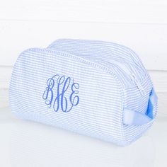 Our newest and cutest travel bag with zipper. Perfect for makeup, brushes, toiletries, small school supplies etc. They make great gifts too! Measurements 10"x5"x6" Maximum monogram width is 4 inch. Please note monogram sizing varies due to garment size and monogram style. Monogram Makeup Bag, Cute Makeup Bag Aesthetic, Gift Aesthetic Ideas, Preppy Beach Bag, Aesthetic Beach Bag, Surf Room Decor, Southern Monogram, Preppy Accessories, Cute Makeup Bags