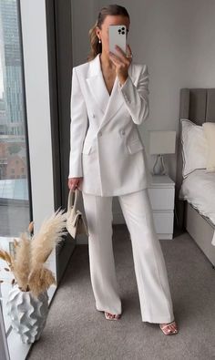 Rich Outfits Classy, Rich Women Outfits, Look Rich And Classy, Rich And Classy, Fashion Collection Inspiration, Graduation Suits, Look Rich, Monochromatic Fashion, How To Look Rich