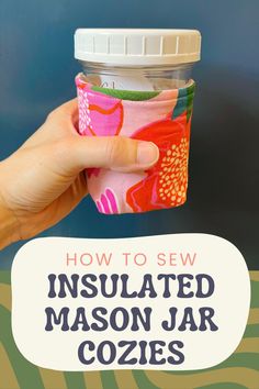 A hand holding a mason jar with a colorful fabric cozy on it and text that read "how to sew insulated mason jar cozies". Mason Jar Sleeve Diy, Beer Cozy Sewing Pattern, Sewing Mason Jar Cover, Mason Jar Cozy Sew, Mason Jar Covers Fabric Diy, Christmas Gifts Sewing, Sewing Projects For Men, Jar Inspiration, Koozie Pattern