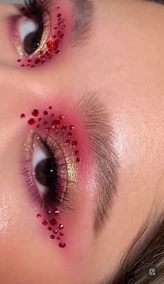 Gold Jewel Makeup, Sparkly Red Eye Makeup, Red And Black Makeup Full Face, Makeup Looks Prom Red, Gold Concert Makeup, Red Jewels Makeup, Red Eye Makeup With Rhinestones, Red Makeup Rhinestones