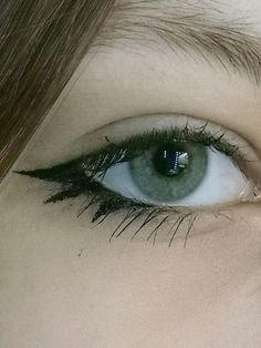 Maquillage Yeux Cut Crease, Vampire Bride, Punk Makeup, Cute Eye Makeup, Swag Makeup, Interesting Images, Being Creative, Emo Makeup, Makijaż Smokey Eye