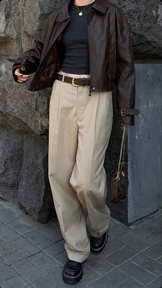 Casual Fall Outfit, Uni Outfits, Tan Pants, Leather Jacket Outfits, Brown Outfit, Looks Street Style, Brown Jacket, Brown Leather Jacket, 가을 패션