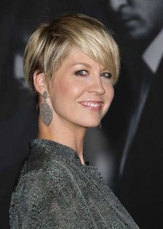 Short Razor Pixie Hair Jenna Elfman Short Hair, Short Razor Haircuts, Razored Haircuts, Straightening Curly Hair, Jenna Elfman, Penteado Cabelo Curto, Cute Hairstyles For Short Hair, Short Haircut, Short Blonde