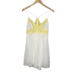 Victoria Secret Women’s Baby Doll Nightgown White Yellow Sleeveless Sz Medium *Please Review Photos Prior To Purchase! Measurements: Busts: 30'' Sleeve Length: 56'' Length: 32'' **Measurements Are Approximate Keywords: Babydoll, Sleeveless, White * Note Items From My Store Our Sourced From Various Locations And Most Types Are Sold In The Following Conditions: New, New Without Tags, Liquidation Preowned And Vintage. Items Are Looked Over And We Try To Note Any Flaws. Sometime They May Be Missed P White V-neck Slip Dress For Bedtime, Sheer Sleeveless Slip Dress For Beach, Summer Lace Nightgown For Sleep, Summer Lace Slip Dress For Loungewear, Summer Nightgown With Spaghetti Straps And Lace Trim, Sleeveless Slip Dress With Delicate Straps For Loungewear, White Spaghetti Straps Slip Dress For Loungewear, Sleeveless Loungewear Dress With Delicate Straps, Summer Beach Nightgown With Lace Trim