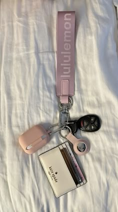 Lululemon Never Lost Keychain Ideas, Keys Ideas Keychains, Car Keys Lanyard, Id Wallet Keychain, Keys Keychain Ideas, Car Keys Lululemon, Lululemon Purse Outfit, Key Inspo Aesthetic, Lululemon Wristlet Ideas