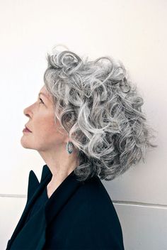 Grey Hair Texture, Grey Hair Looks, Grey Curly Hair, Beautiful Gray Hair, Short Grey Hair, Peinados Fáciles Para Cabello Corto, Hairstyles Over 50, Curly Hair Cuts, Short Curly Hair