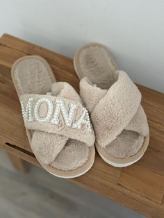 Personalized slippers with glitter / pearl letters. Letters also available with rose gold glitter or pink letters. Personalized Slippers, Pink Letters, Pearl Letters, Pink Letter, Rose Gold Glitter, Bridesmaids Gifts, Gold Glitter, Wedding Gifts, Slippers