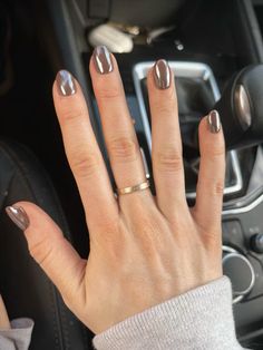 Brown Nails Acrylic Chrome, Fall Nails Chrome Brown, Short Gel Nails Winter 2023, Brown With Crome Nails, Short Chrome Nails Fall, Gel Nail Chrome Designs, Brown Chrome Dip Nails, Short Nails Crome, Nail Chrome Colors