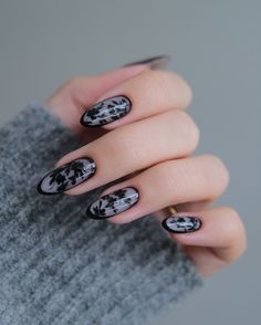 By: @amberjhnails on IG Designs Nails Art, Sophisticated Nails, Nail Art Stripes, Elegant Nail Designs, Lace Nails, Sweater Nails, Gel Nail Colors, Black Nail Designs, Black Nail