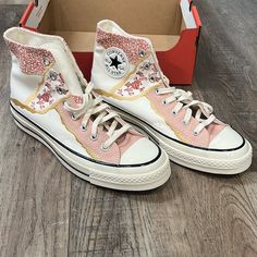 These Are Sooooo Cute!!! Haven’t Found A Chance To Wear Them Yet! Women’s Size 9/Mens 7 Pink Floral With Metallic Gold Detail Smoke Free Home Brand New In Box Fast Shipping Very Rare Print! Hard To Find- Especially In A 9 Spring Cream Converse Sneakers, Costume Converse, Diy Converse, Cute Converse Shoes, Fire Shoes, Cute Converse, Converse Pink, Custom Converse, Junior Year