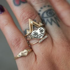 Sometimes the tiniest hearts say the biggest things. With two tiny diamonds flanking the outside, either plain or engrave it with a 5-letter word of your choice (love, fuck, kisses, crass, bitch, daryl). Handmade in 14k yellow, rose or white gold. Let us know your word if any in the checkout notes! Gravestone Ring, Heart Ring Gold, Signet Rings Women, Basic Jewelry, Pierced Jewelry, Tiny Diamond, Tiny Heart, Pinky Ring, Diamond Sizes