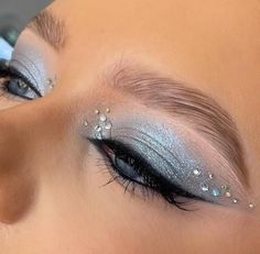 Elsa Halloween Makeup, Blue Glitter Eyeshadow, Ballerina Bride, Elsa Makeup, Junk Kouture, Makeup Ojos, Makeup Things, Maquillage On Fleek, Silver Makeup