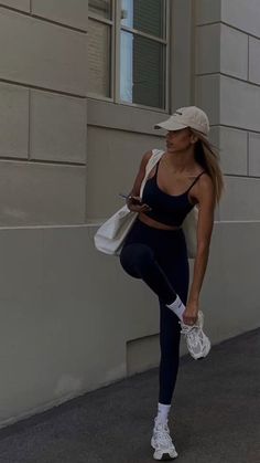 travel outfits, airport outfits, long drive outfits, easy outfits, comfy outfits Být Fit, Cute Workout Outfits, Gym Style, Workout Outfit, Sporty Outfits, Sporty Chic