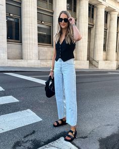 Look com colete de alfaiataria preto, calça jeans e papete Summer Get Together Outfit, Comfortable Outfits For Italy, Layers Outfits Spring, Amsterdam Outfit Summer, City Chic Outfits, Chicago Summer Outfit, Black Vest Outfit, York Outfits, Vest Outfits For Women