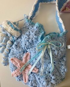 a crocheted bag with two starfishs attached to it