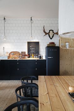 the kitchen is clean and ready to be used for breakfast or dinner time, as well as other things on the table