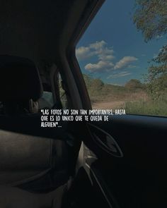 an image of the inside of a car with a quote written in spanish on it