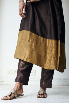 Bark brown kurta with floral block print on the sleeves and cutdana embellishment. Comes with straight pants. Component: 2 Print Neckline: V neck Sleeve Length: Half Fabric: Chanderi Color: Brown Gold trim at the hem Block printed pant Side slits Note: Dupatta worn by the model is not for sale - Aza Fashions V Neck Kurta, Tarun Tahiliani, Straight Kurta, Kurta With Pants, Fashion App, Indian Designer Wear, Pant Set, Indian Design, Printed Pants