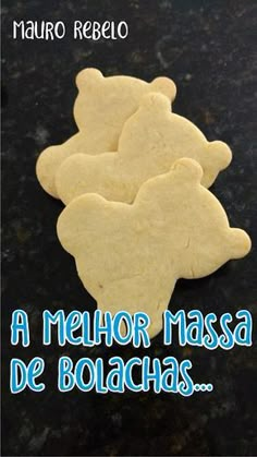 some cookies are sitting on a table with the words, a mellow masa de bolachas