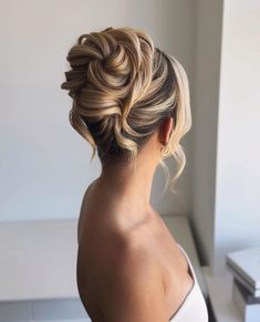 Voluminous Bun, Modern Updo, Hip Hair, Bun With Curls, Winter Wedding Hair, Wedding Updos, Mother Of The Bride Hair, Twist Ponytail