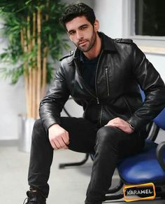 Urban Male, Animated Man, Mens Outdoor Jackets, Hottest Pic, Leather Outfit, Men's Wardrobe, Good Looking Men, Leather Jacket Men, Leather Fashion