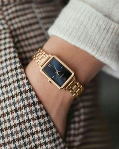 #VintageWatches #WomensWatches #TrendyWatches #LuxuryWatches #MinimalistWatches Vintage Saat, Vincero Watches, خواتم خطوبة, Watch Photography, Pretty Watches, Unhealthy Obsession, Watch Trends, Fashion Capsule