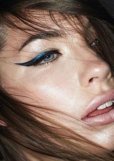 Navy liner Best Gel Eyeliner, Winged Eye, Make Up Inspiration, Blue Eyeliner, Eyeliner Styles, Cat Eye Makeup, Blue Eyeshadow, Winged Eyeliner