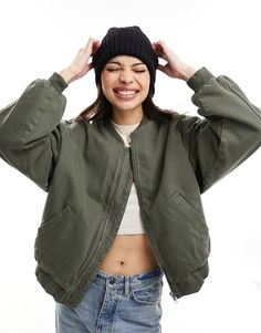 Manteaux et vestes par ASOS DESIGN Ta nouvelle veste préférée Col style baseball Fermeture zippée Poches latérales Coupe classique Khaki Bomberjack Outfit, Army Green Jacket Outfit, Green Fall Jacket, 80's Clothes, Thrift Manifestation, Green Jacket Outfit, Simple Casual Outfits, Design Jacket, Khaki Jacket