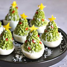 Christmas tree deviled eggs! Appetizer ideas for Christmas party. Charcuterie board. Cheeseboard. Christmas charcuterie. Christmas appetizers. Edible Christmas tree. Unique deviled eggs. Holiday deviled eggs. Egg Christmas, Christmas Recipes Appetizers, Deviled Egg, Christmas Food Dinner, Christmas Brunch, Xmas Food, Holiday Appetizers, Christmas Party Food, Boiled Egg