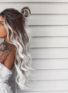 Szare włosy Black To Platinum Blonde Hair, Fun Colors For Brunettes, Sassy Haircuts Medium Choppy Layers, Medium Length Icy Blonde Hair, Dark Roots Blonde Hair Balayage Platinum, Under Color Hair Ideas Blondes, Unusual Hair Colours, Brown To Blonde Transition, Spring Hair Color Ideas For Blondes