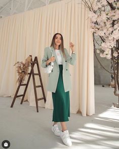 Modest Outfits Office, Office Modest Outfit, Modest Outfits With Blazers, Spring 2024 Outfits Trends, Modest Outfit Ideas Summer, Silk Slip Skirt, Outfit Beige