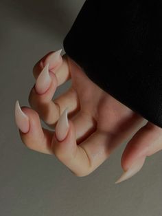 Small Claw Nails, Nails Claws Short, Claw Nails Aesthetic, Cat Claw Nails Acrylic, Kitten Claw Nails, Arrow Nails Shape, Sharp Nails Aesthetic, Claws Nails Designs, Kitty Claw Nails