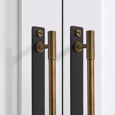 an image of two handles on the door knobs that are black and gold in color