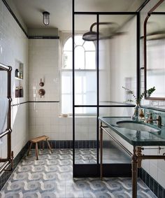 We love this walk-in shower!... - Homes & Gardens Magazine Small Wet Room Ideas, Small Wet Room, Wet Room Bathroom, Doorless Shower, White Wall Tiles, Contemporary Shower, Shower Floor Tile, Wet Room, Modern Bathroom Decor