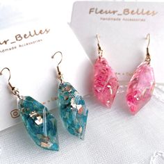 Thank you for visiting Fleur_Belles! 🌸How gorgeous are these earrings😍！These earrings are fill with crushed petals and rose gold glitter. They are designed especially for you or her! 🌺Due to the handmade nature of this product, slight variations may occur, however, the design remains as similar as possible. 💖CARE about the handmade earrings💖 Please keep in a dry place and avoid prolonged direct sunlight, water, chemicals and perfumes to maintain and preserve the pendants beauty. Headpiece Accessories, Flowers Petals, Early Christmas Shopping, Crystal Shapes, Rose Gold Glitter, Pretty Earrings, Stunning Earrings, Floral Earrings, Christmas Gifts For Her