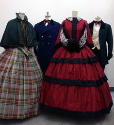 Dickens Costumes, Christmas Carol Costumes, Dickens Dress, Dickens Christmas Carol, Charles Dickens Christmas, Christmas Caroling, Steampunk Christmas, Dickens Christmas, Christmas Carolers