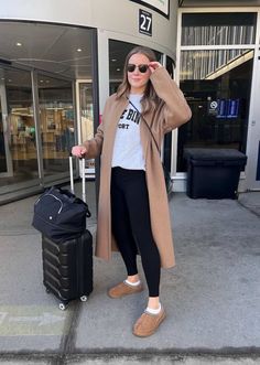 It's Uggs Season, Here's 21+ Cute Outfits We're Copying - style your occasion[Collection] Airport Outfit Classy, Airport Outfit Long Flight, Classy Airport Outfit, Modern Airport, Loungewear Leggings, Casual Airport Outfit, Cute Airport Outfit, Airport Outfit Ideas