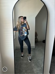 Comfy Vans Outfit, Mom Jeans Vans Outfit, Band Shirt Leggings Outfit, Platform Van Outfits, Vans Womens Outfit, Vans And Jeans Women, Summer Jeans And T Shirt Outfit, Band Shirt And Leggings Outfit, Platform Vans Outfit Spring