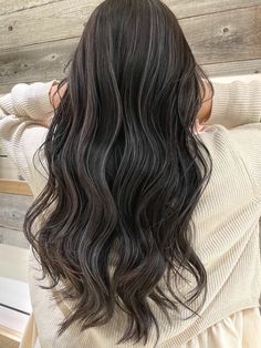 Light Gray Highlights On Dark Hair, Black Sunkissed Hair, Black Asian Hair With Highlights, Black Hair Ash Highlights, Brown Hair Subtle Highlights, Black Hair With Ash Highlights, Ashy Babylights On Dark Hair, Black Hair With Lowlights, Asian Hair Highlights