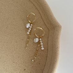 Quartz Earrings Diy, Pearl Chain Dangle Earrings, Pearl Dangle Earrings With Pearl Chain, Single Dangle Pearl Earring, 2024 Jewelry Trend, Diy Pearl Jewelry, Statement Pearl Earrings, Keshi Pearl Earrings, Pearl Earrings Designs