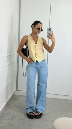 Flowy Cargo Pants Outfit, Basic Outfits 2024, Medellin Colombia Outfits Women, Study Abroad Fashion, Summer Fits With Jeans, Casual Cute Outfits Summer Simple, Italy Vibes Outfits, Ootd Work Casual, Summer Fashion 2025