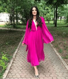 magenta-dress-for-fall 23 Best Outfits to Wear This September For Women 2018 Magenta Dress Outfit, Best Outfits For Women, Colour Aesthetic, September Outfits, September Fashion, Fall 23, Dress With Shawl, Magenta Purple