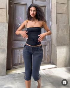 Spanish Outfit Aesthetic, Soft Natural Tops, Atlanta Fits, Capri Jeans Outfit, Jean Capri Outfits, Latina Vibes, Capri Pants Outfits, 2000 Outfits, Pants For Summer