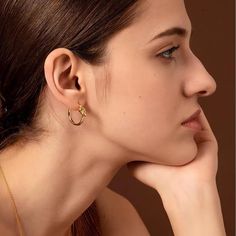 ✦ Meet our beloved influencer Kailey Souder and her adoration for all things minimal and gold. These knot earrings beautifully symbolize the connections we share, even in their simplicity. Just like the delicate knot, it represents the enduring simplicity and timeless elegance of love. ----------- DESCRIPTIONS ----------- *Sold in Pairs - SKU: F497 - Size: 2.3cm* 2.4cm - Materials: Titanium, 18K Gold Plating Gold Knot Earrings, Elegant Gothic, Crystal Hoop Earrings, Nose Rings Hoop, Hoops Earrings, Knot Earrings, Fashion Jewelry Earrings, Simple Earrings, Pearl Size