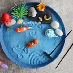 a blue plate topped with lots of different types of sea animals on top of it