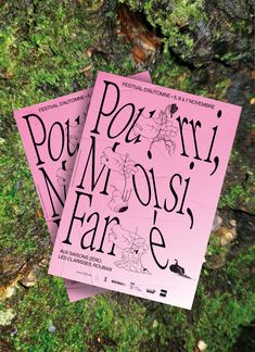 two pink posters sitting on top of a green moss covered tree trunk with the words pou pari, mooisi faire written in black