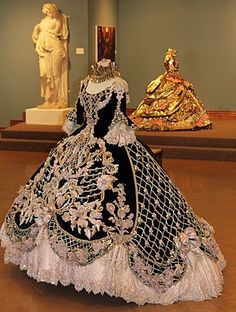 Roccoco Dresses, Gaun Abad Pertengahan, Historical Gowns, Old Dresses, Antique Dress, Vintage Gowns, Antique Clothing, Historical Dresses, Gorgeous Gowns