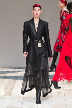 Alexander Mcqueen 2020, Branded Outfits, Runway Fashion Couture, Mcqueen Fashion, Woman Suit Fashion, 2020 Fashion, Suit Fashion